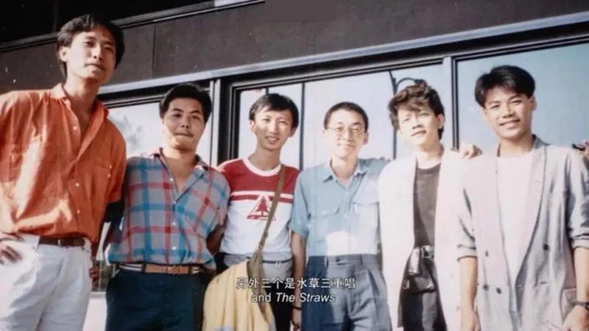  左起：“水草三重唱”成员许南盛、黄元成和许环良。右一是巫启贤。（《我们唱着的歌》视频截图） 