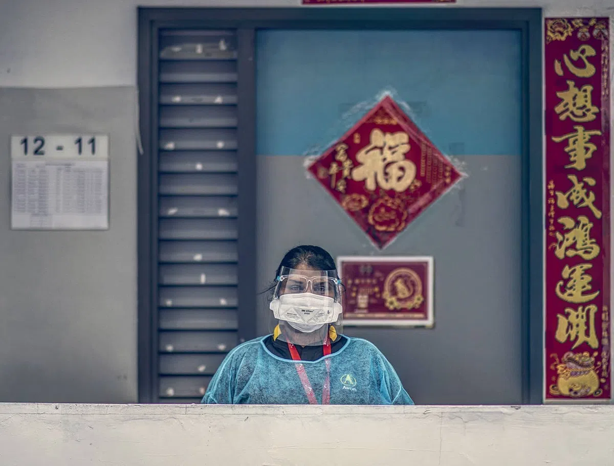  穿着隔离房的宿舍“导游”Anisah。（Alex Chua面簿） 