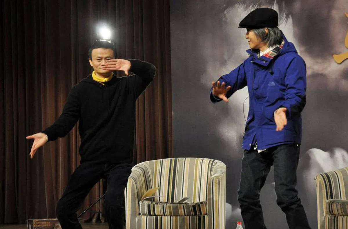  马云与周星驰出席中国传媒大学的一场交流会，马现场指导周打太极拳。（互联网） 