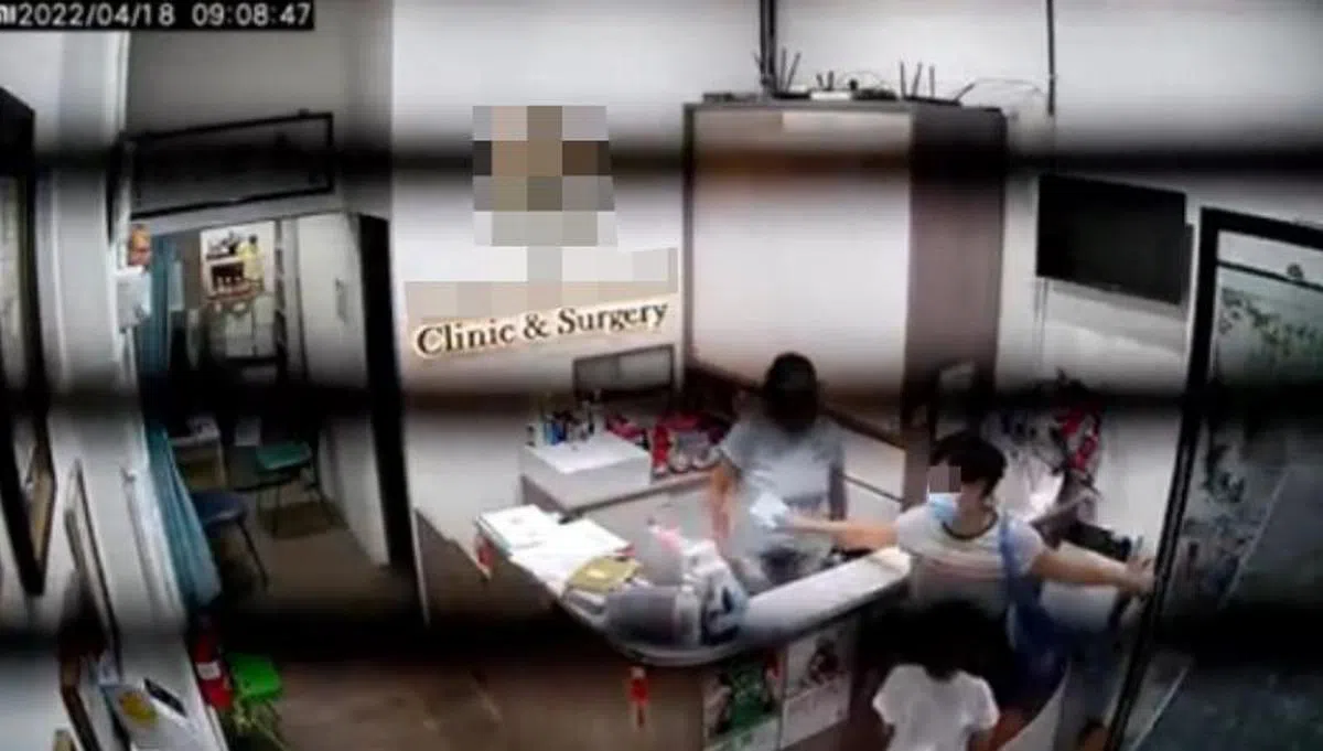 诊所闭路电视记录显示，该挽着年幼儿的女顾客之前在诊所内狠甩柜台上的宣传单。（取自面簿）
