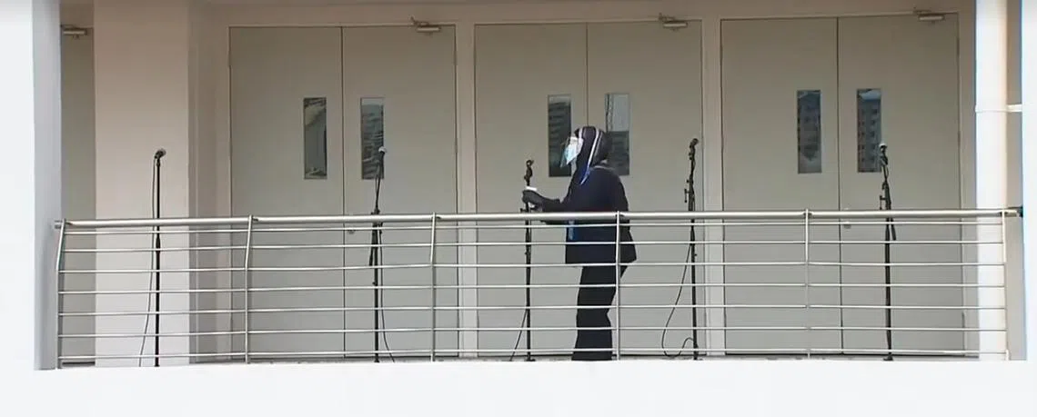 提名站“出场率”最高的非这些消毒麦克风的工作人员了，他们全副武装，戴着口罩、面罩和手套在每支团队结束发言后立即出场。（截自视频） 