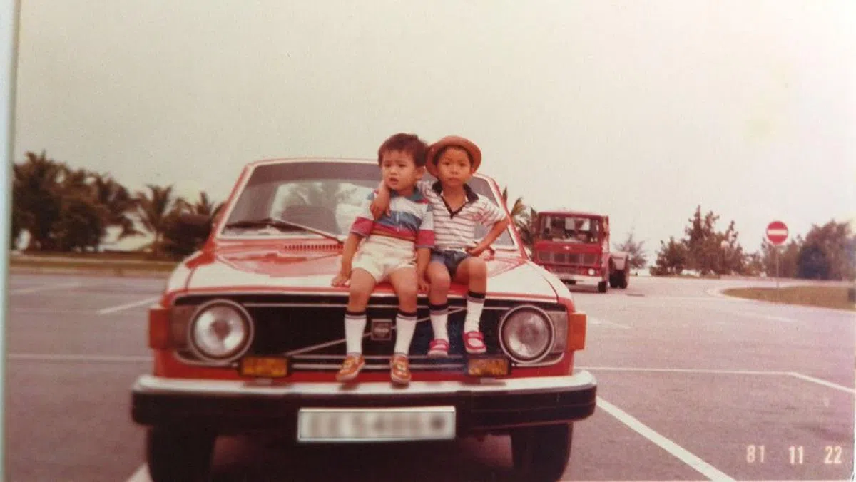  兄弟俩从小就很喜欢汽车，连拍照也要坐在车上。(The Peak) 