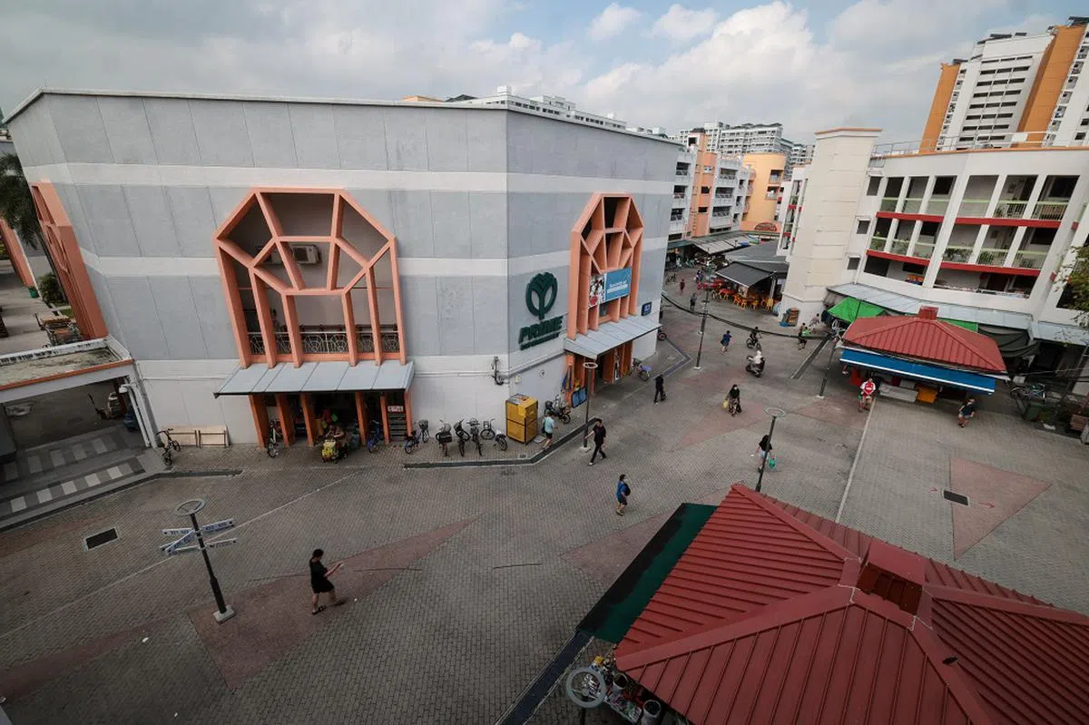 涉案青年计划展开袭击的广场附近有多家商店、咖啡店、快餐店，及大型超级市场，人流量也高。（联合早报）