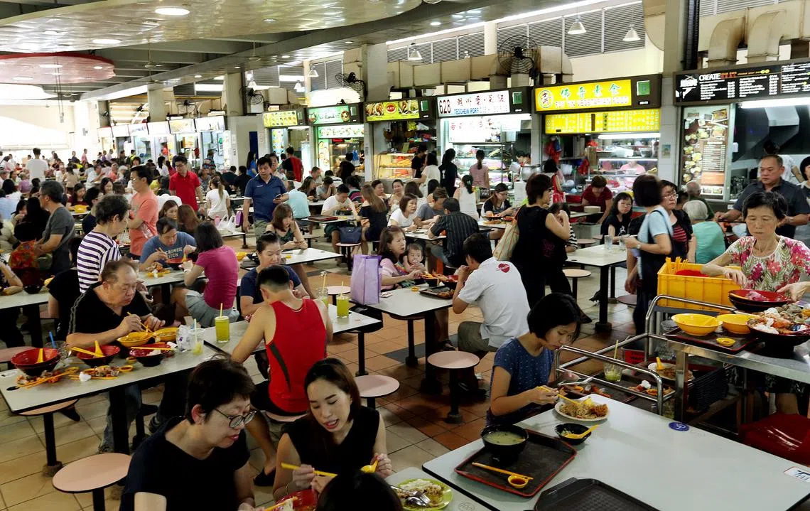 李显龙总理说，小贩中心是我国重要的文化遗产。它就像是我们的社区饭厅，无论华人、马来人、印度人还是欧亚裔人士，大家不分种族、宗教和收入高低，都能聚在小贩中心，一起用餐。（海峡时报）