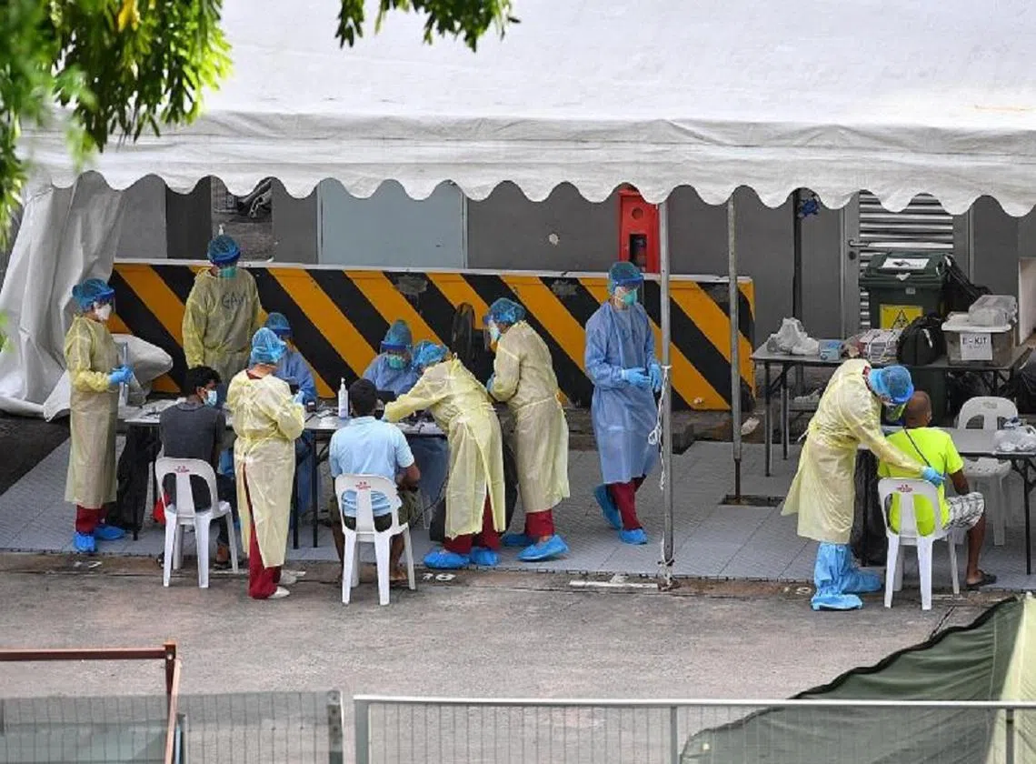 忙碌中的医护人员。（海峡时报）