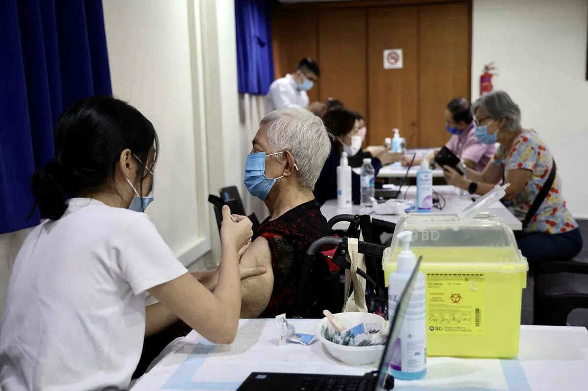 卫生部建议60岁及以上者，每五到12个月接种一剂冠病疫苗。（联合早报）