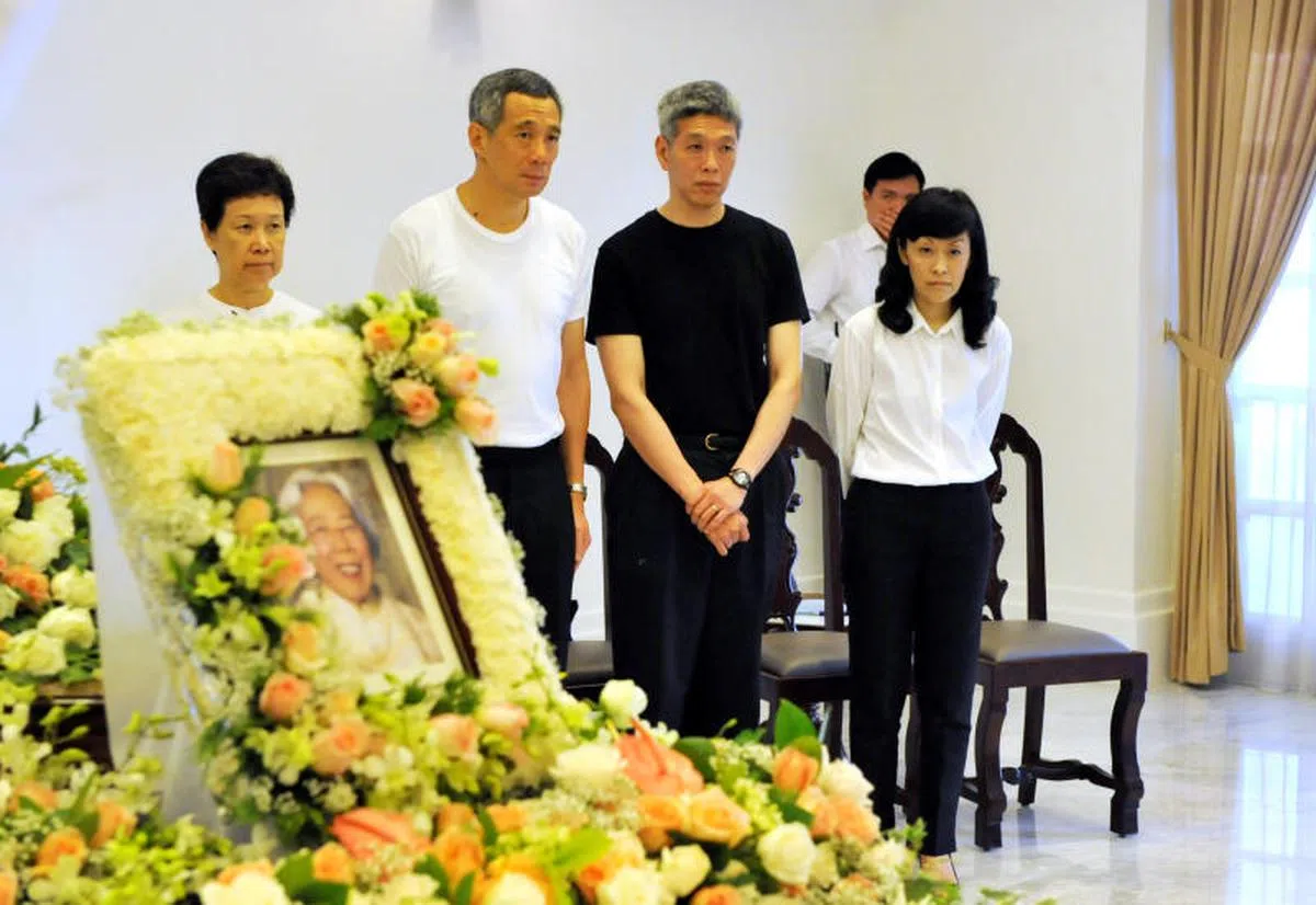  李光耀夫人柯玉芝在2010年10月2日过世。同月5日，家人守在她灵柩旁。左起：何晶、李显龙、李显扬、林学芬。（海峡时报） 