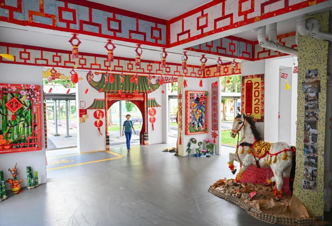 广东民弄第8座组屋底层，居民以回收旧物，巧手布置出一匹骏马，增添浓厚的新春氛围。