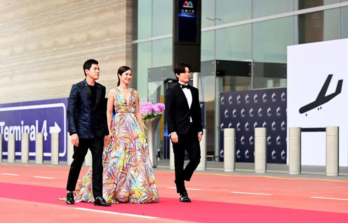  陈罗密欧（左起）、蔡琦慧、张耀栋昨晚走上樟宜机场第四搭客大厦外的《红星大奖》“星光大道”红毯。（红星大奖2021） 