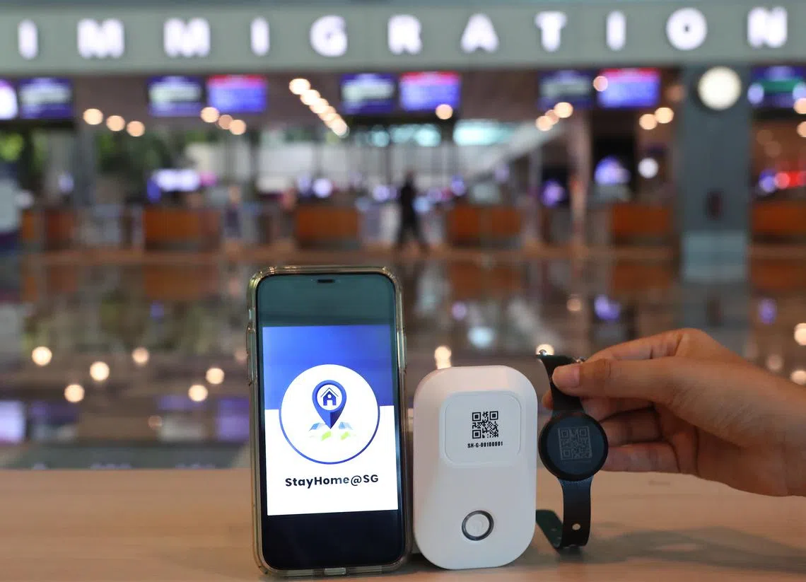 政府宣布从下周二起，在指定设施以外履行居家通知的入境者需佩戴电子追踪器。（联合早报）