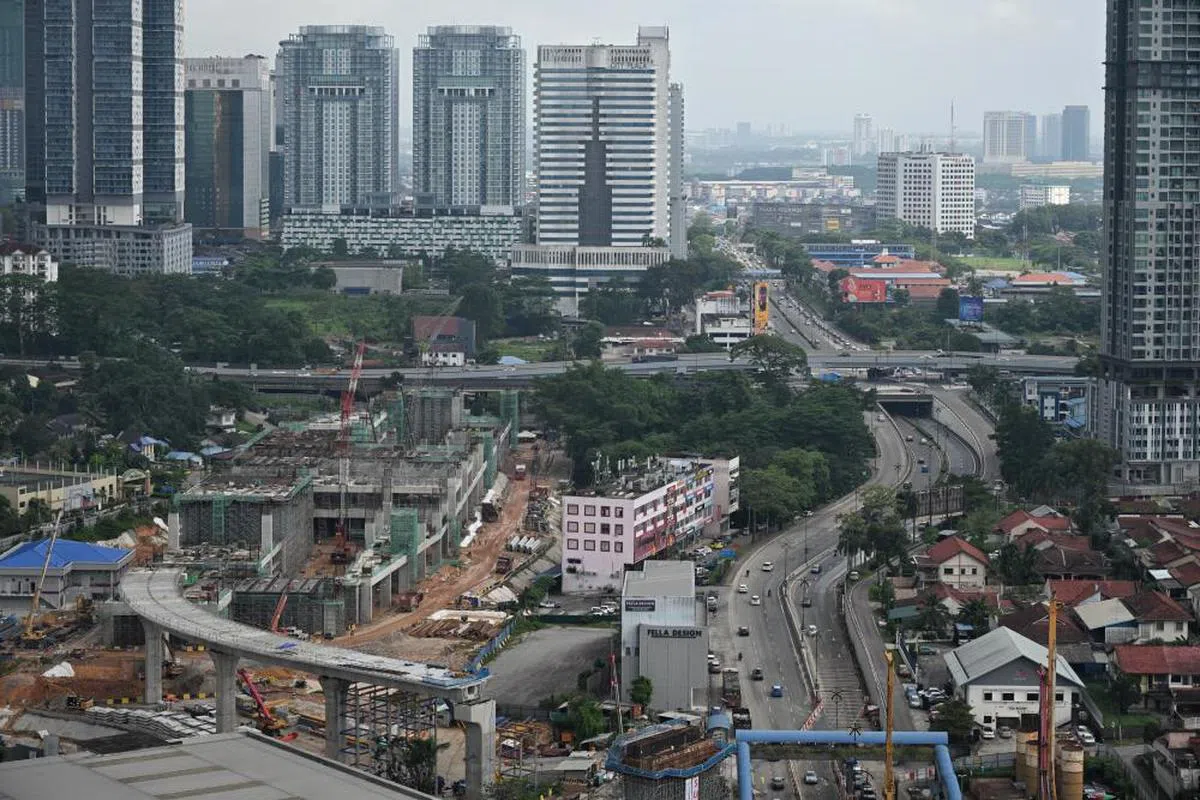 新柔地铁位于新山的武吉查卡地铁站目前正如火如荼建造中。（海峡时报）