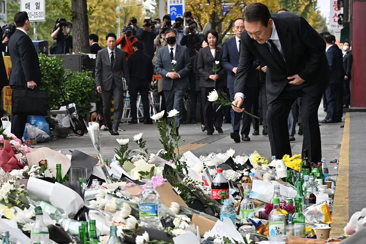 韩国总统尹锡悦到事发现场为罹难者献花。（法新社）