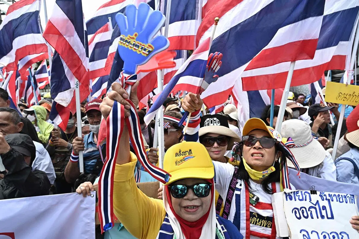 泰国当地的反政府团体走上街头示威要求首相佩通坦辞职。（法新社）