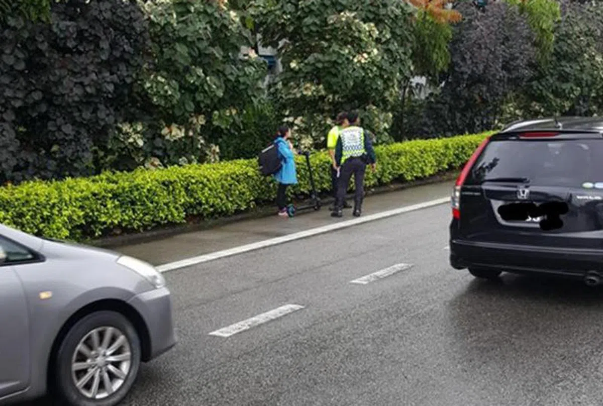  女郎背着一个大背包，疑似送外卖的保温包。（取自面簿） 