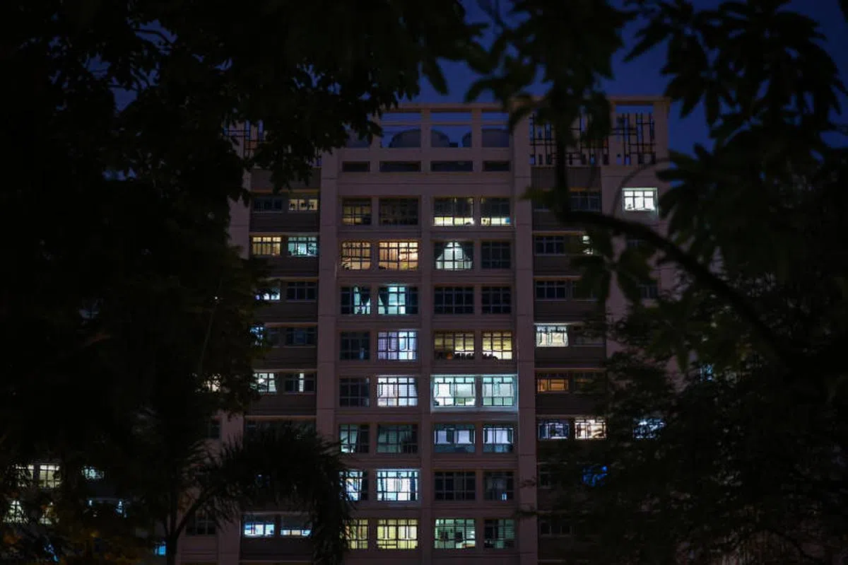 政府组屋夜景。（联合早报）