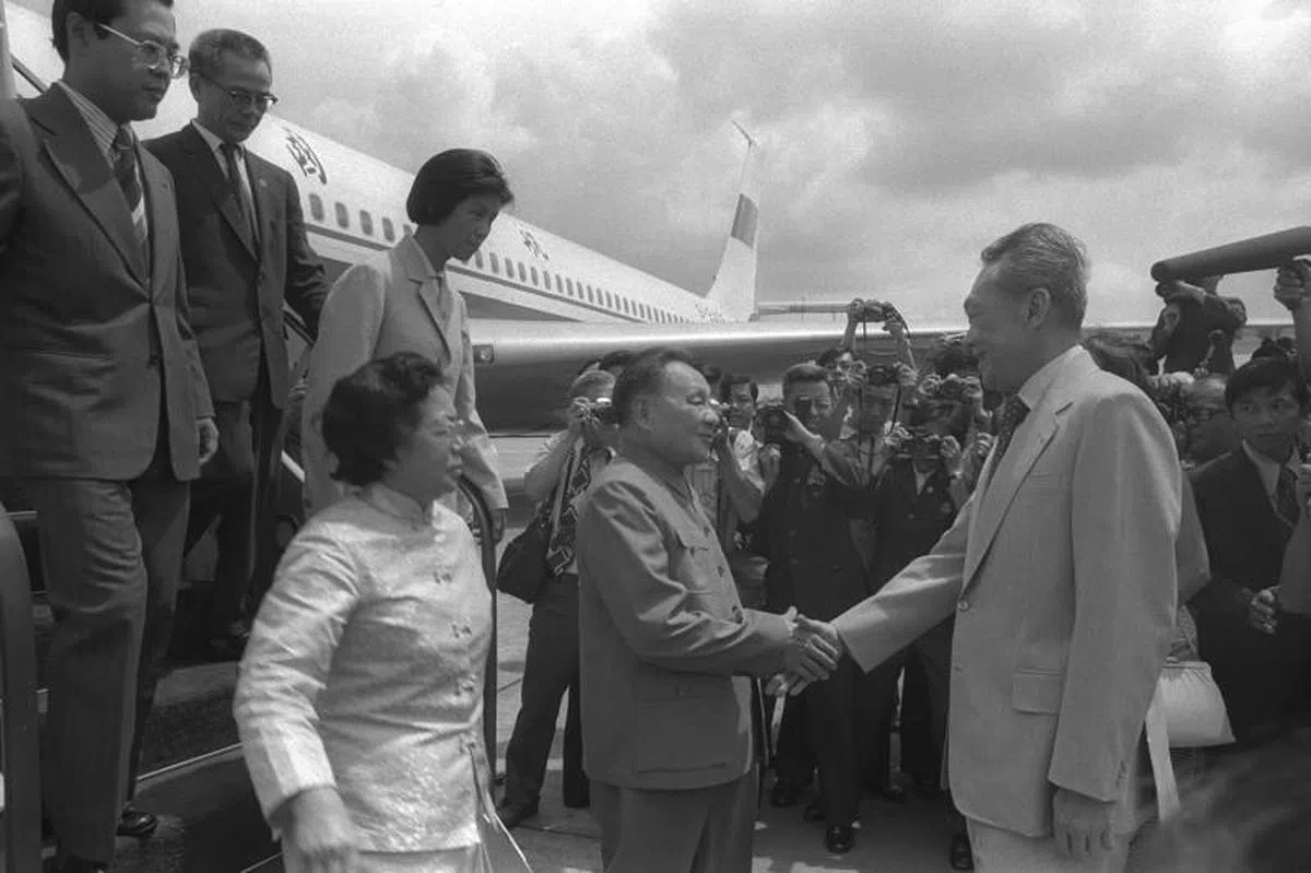  1978年11月12日，74岁的邓小平到访新加坡，李光耀亲自接机，这也是邓小平唯一一次到新加坡进行正式访问。（通讯及新闻部） 