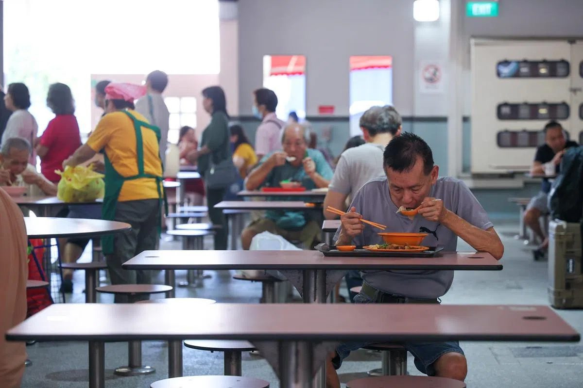 小贩中心是为新加坡民众提供亲民价格熟食的中流砥柱。（联合早报）