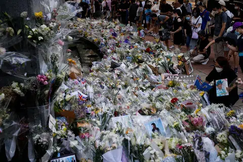 英女王辞世后，不少香港民众前往英国驻港总领事馆献花悼念已故女王。（路透社）