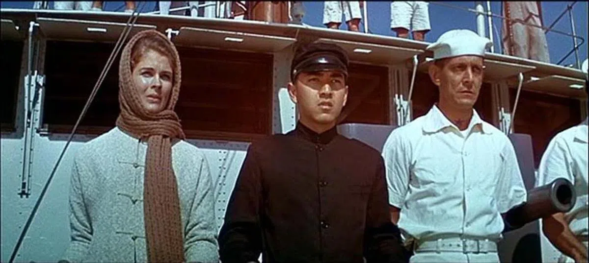  秦沛站在“圣保罗号”砲艇的指挥台前，扮演青年学生。（互联网） 