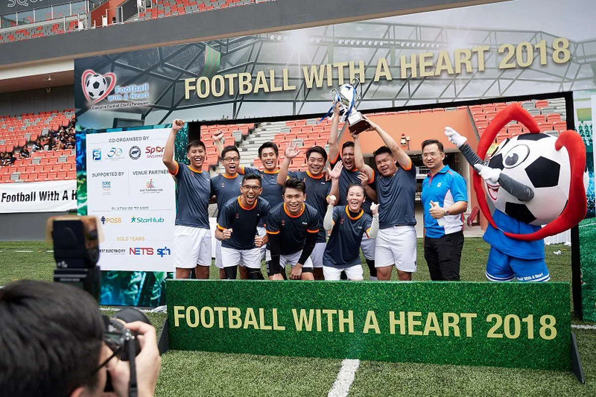  新加坡博彩公司旗下的“足球传爱心”（Football With A Heart）公益足球赛今年已迈入第五届，在庆祝博彩公司成立50周年的公益足球塞上筹得70万元。（海峡时报） 