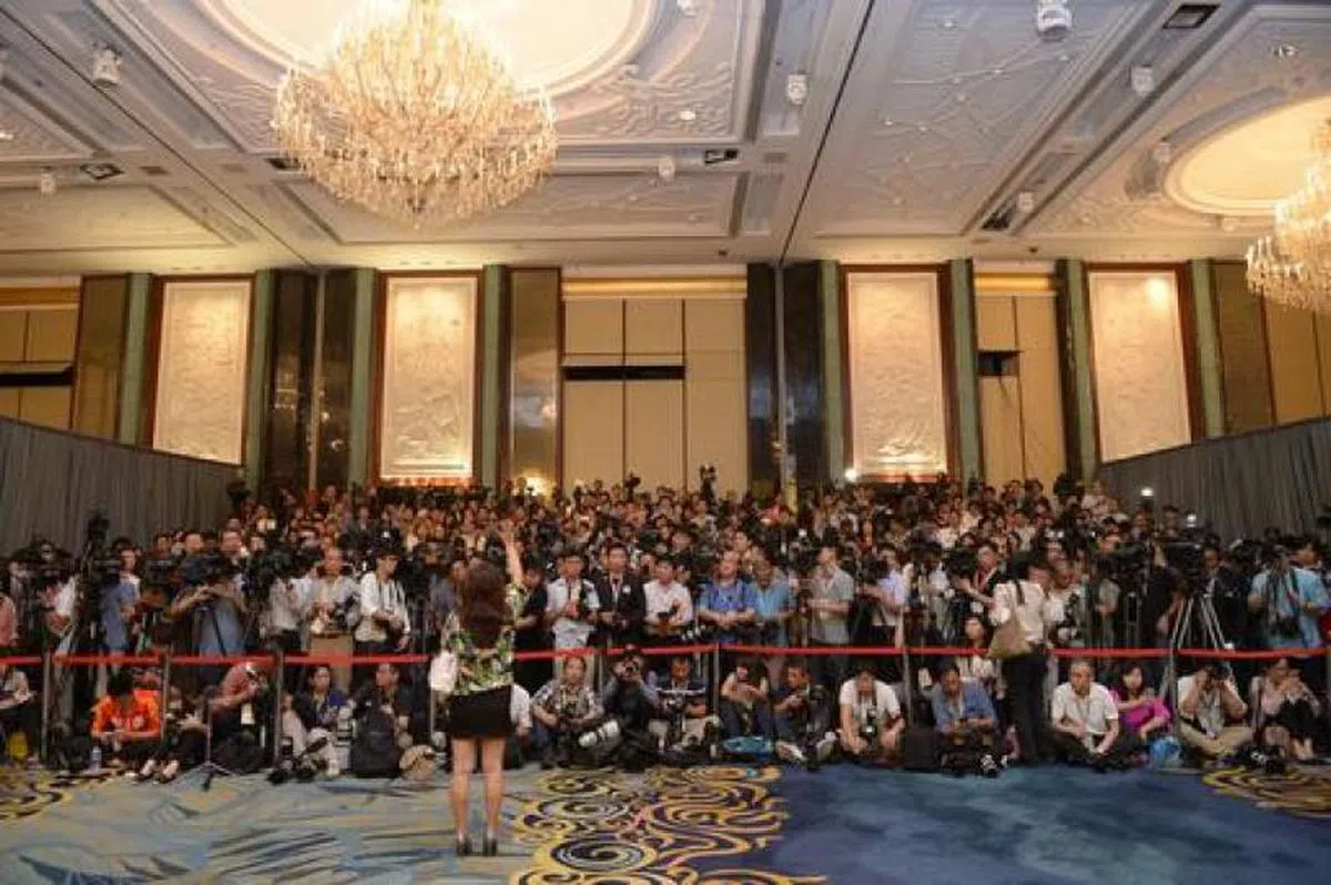 2015年11月7日，台海两岸领导人在新加坡香格里拉酒店会面，吸引全球大批媒体采访。（法新社档案照） 