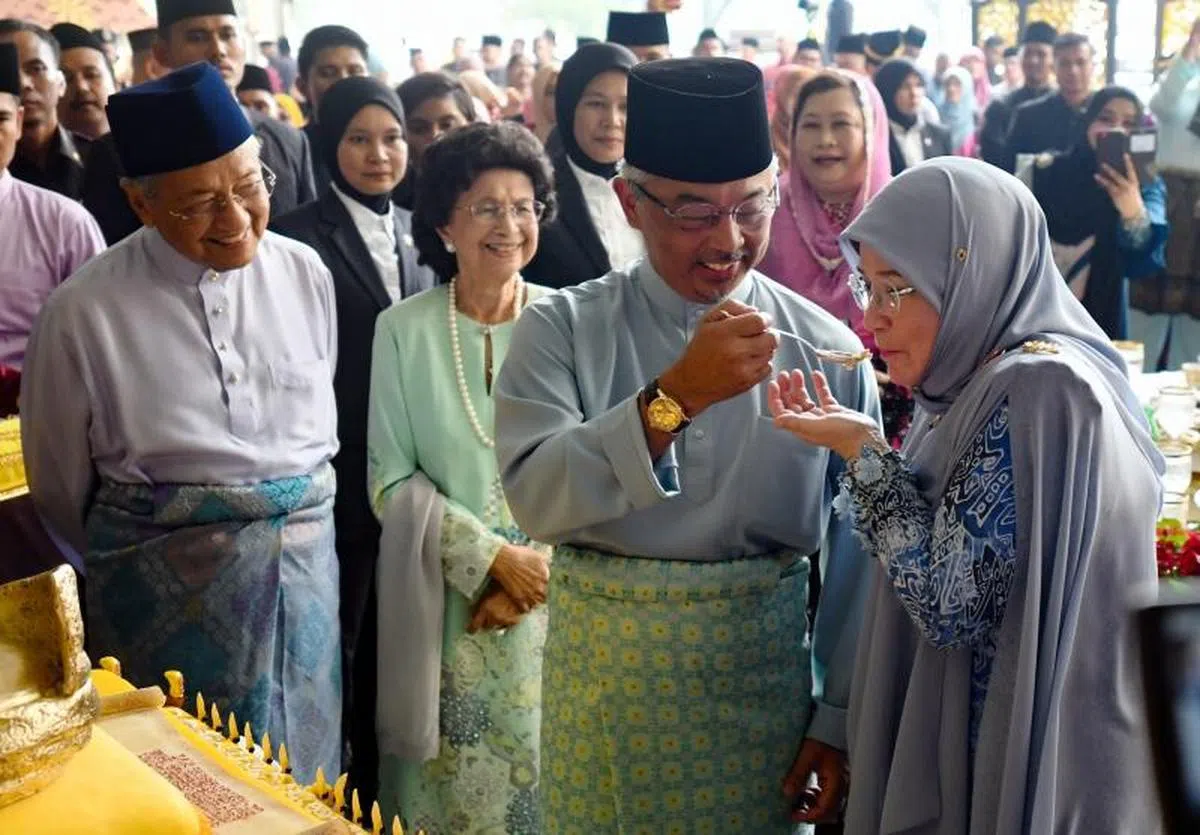  马来西亚第16任国家元首苏丹阿都拉当众喂爱妻吃东西。（星洲日报） 