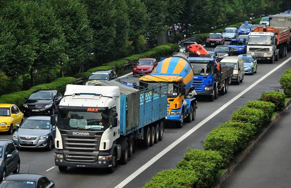 柴油驱动的大型卡车。