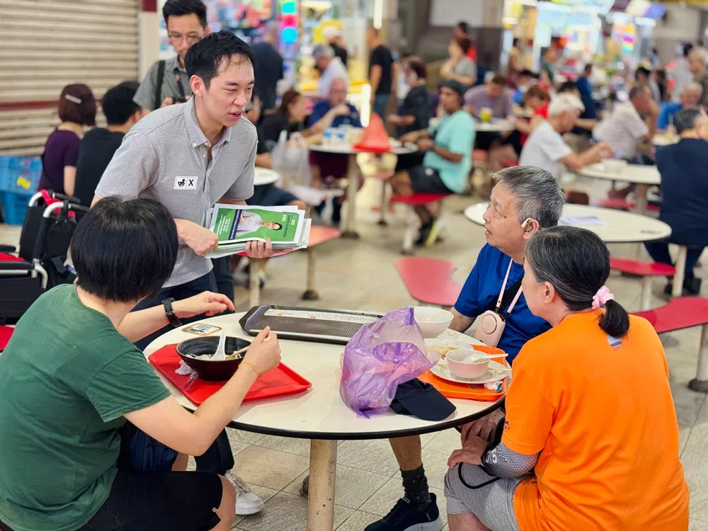 竞选期间，劳家强在红山熟食中心拉票。