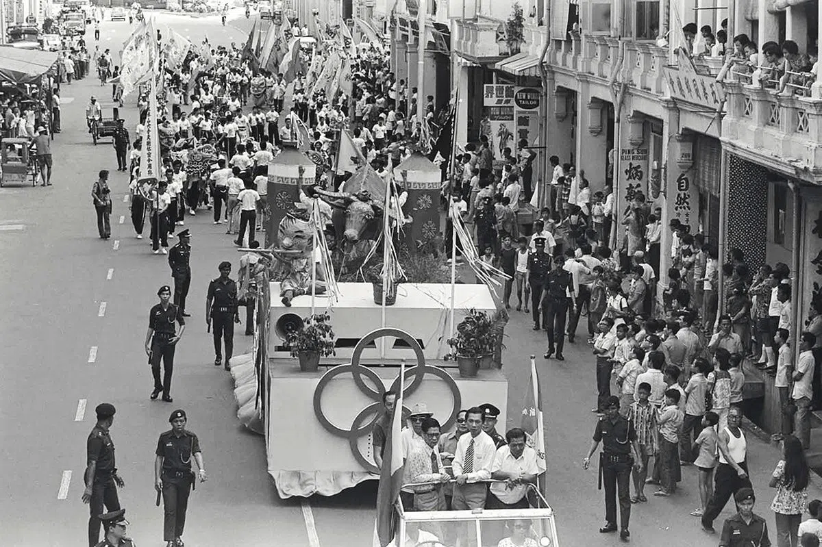 不能燃放爆竹，又刚好是牛年？那就做两个假爆竹，在中间放一头假牛！（海峡时报）