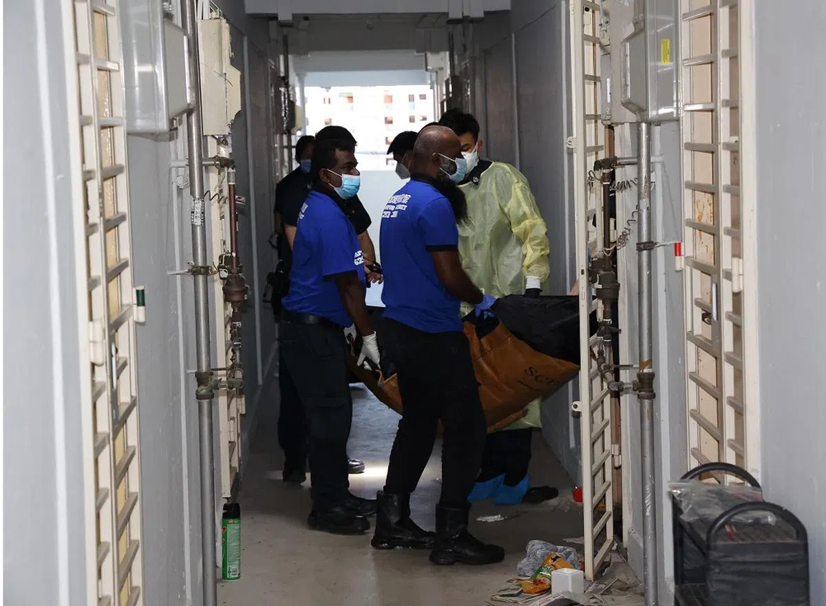 卧尸在阿裕尼租赁组屋内的老妇遗体被抬出时，走廊弥漫腐臭味。 据悉清洁工前后来回至少10趟清理杂物，被移出屋外的杂物包括大量的纸皮箱。（新明日报）