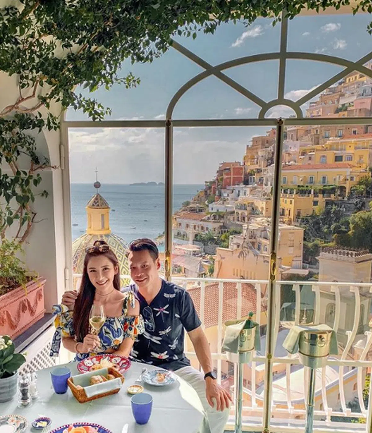  富婆和男友经常为了吃特色美食、捕捉好风景、顺便给自己的社交媒体多添加些优质内容而四处旅行。（Instagram:ec24m） 