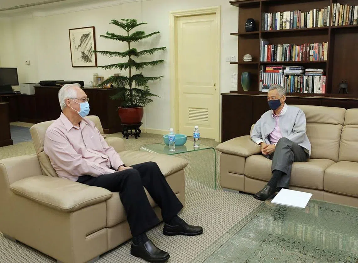 荣誉国务资政吴作栋（左）昨天约见李显龙总理，递上退休信，卸下马林百列集选区议员的职务。（吴作栋面簿）