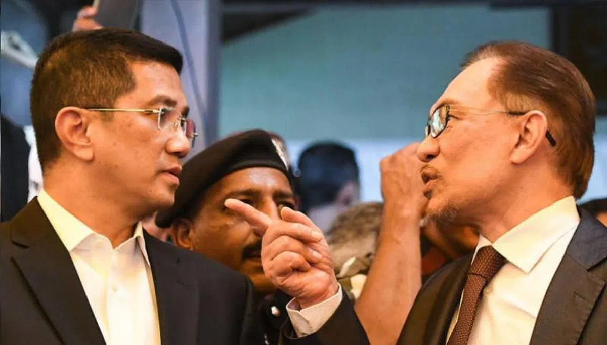  有老马撑腰的阿兹敏有恃无恐地与安华公开决裂。（当今大马） 