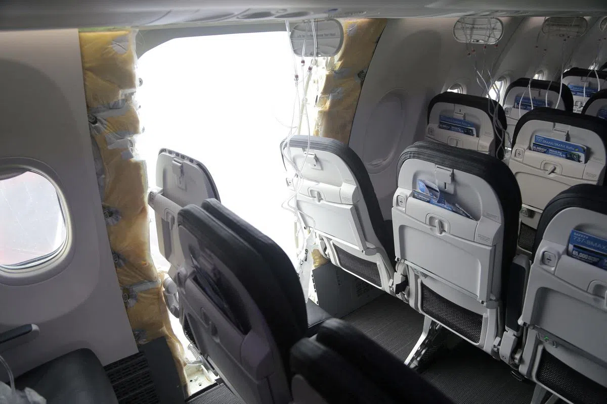 美国阿拉斯加航空旗下的一架波音737 Max 9客机早前发生门板掉落意外。（路透社）