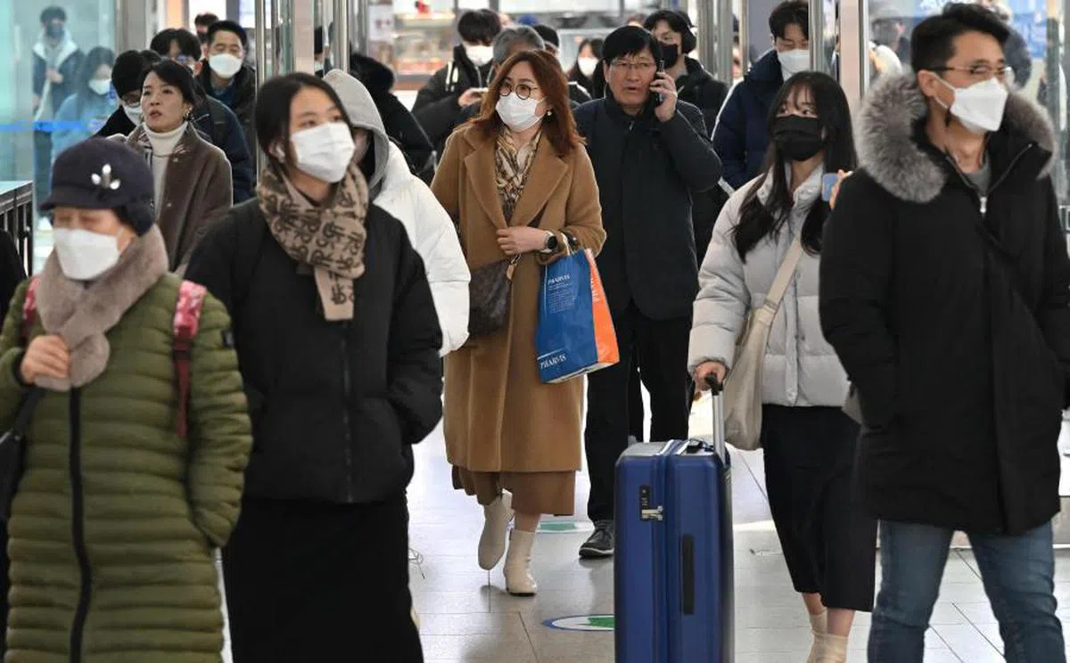 尽管韩国已放宽至只需在公共交通及医疗场所佩戴口罩，但在一般公众场合中，佩戴口罩的民众仍为多数。（法新社）