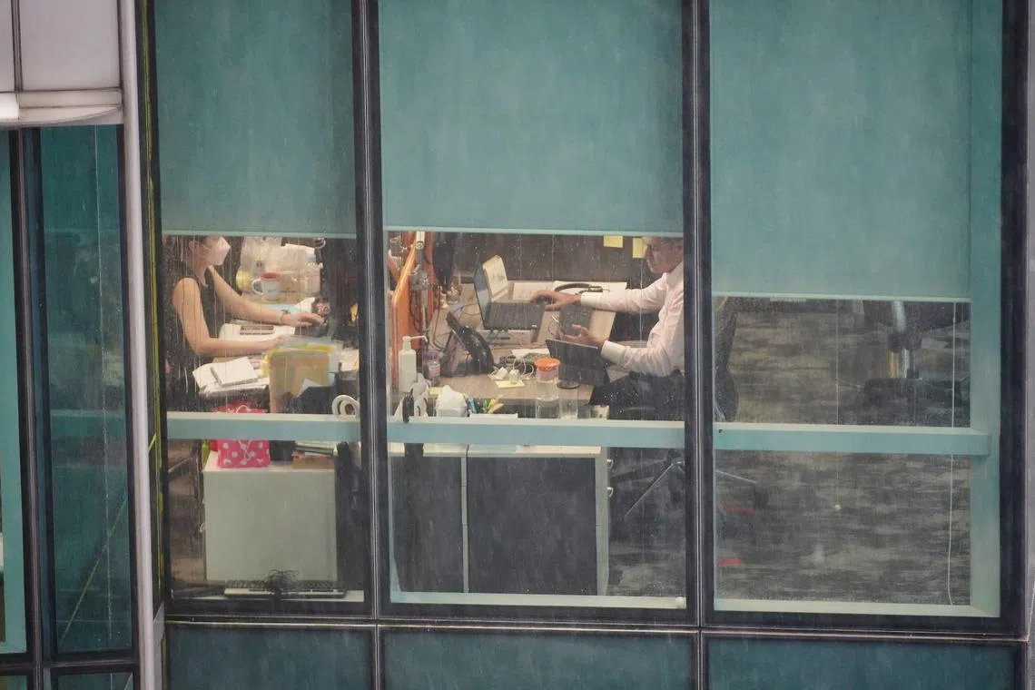 调查显示，本地有35%工作人士处于“精神离职”状态。图非当事人（海峡时报档案照）