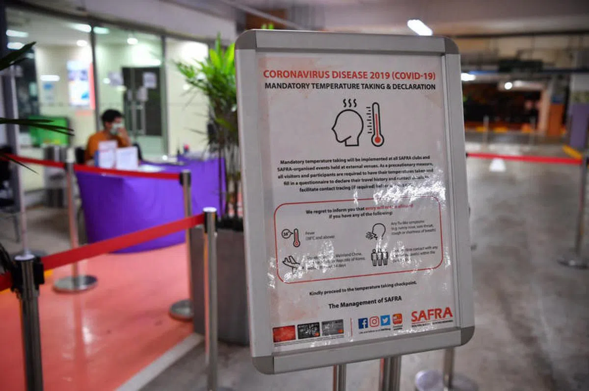  自从卫生部在2月7日将疾病暴发应对系统的警戒级别调高至橙色之后，俱乐部就落实了防疫措施，包括为所有访客进行体温检测、要求他们申报旅游记录和健康状况，以及留下联络号码。（海峡时报） 