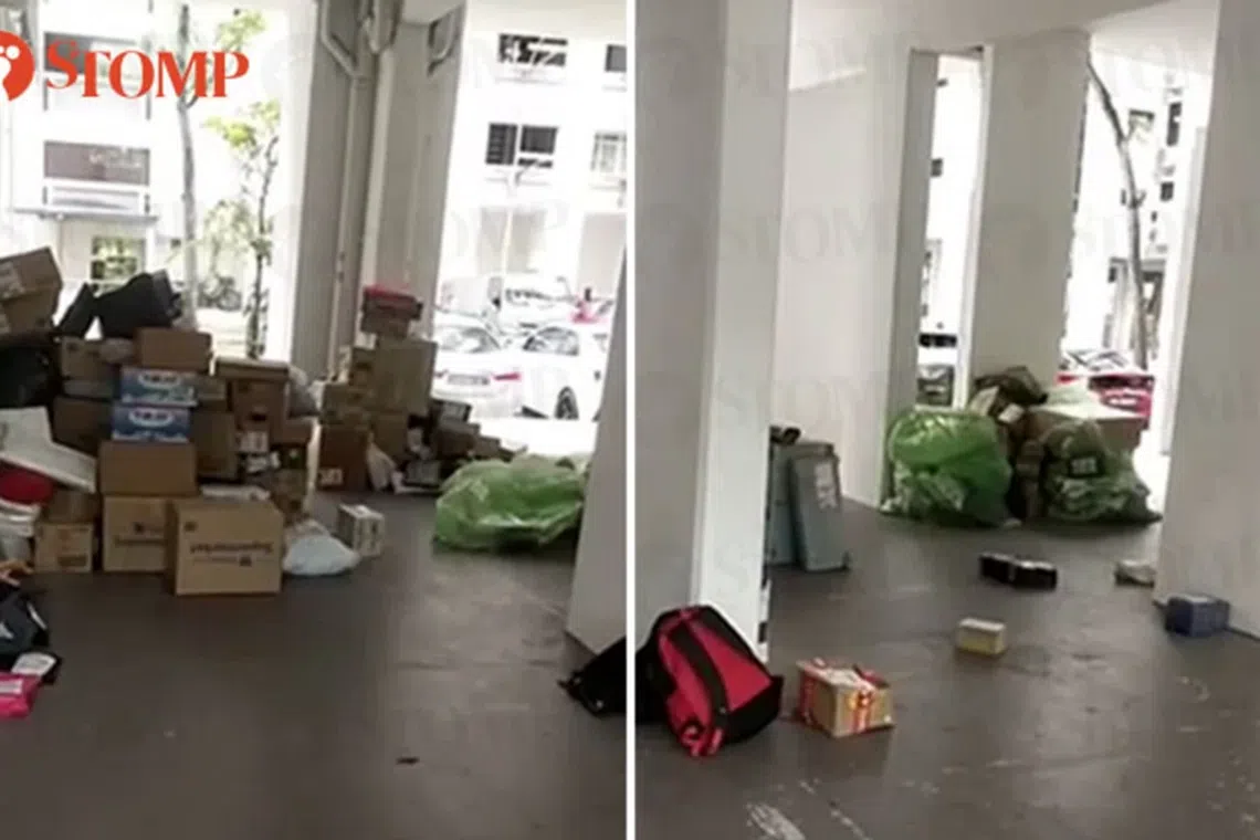 政府组屋底层摆放一地，等着派送的包裹。