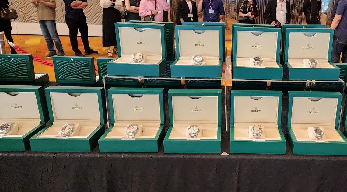 乐天餐饮集团为每一名任期满10年的员工颁发名表，引发关注。（取自脸书）