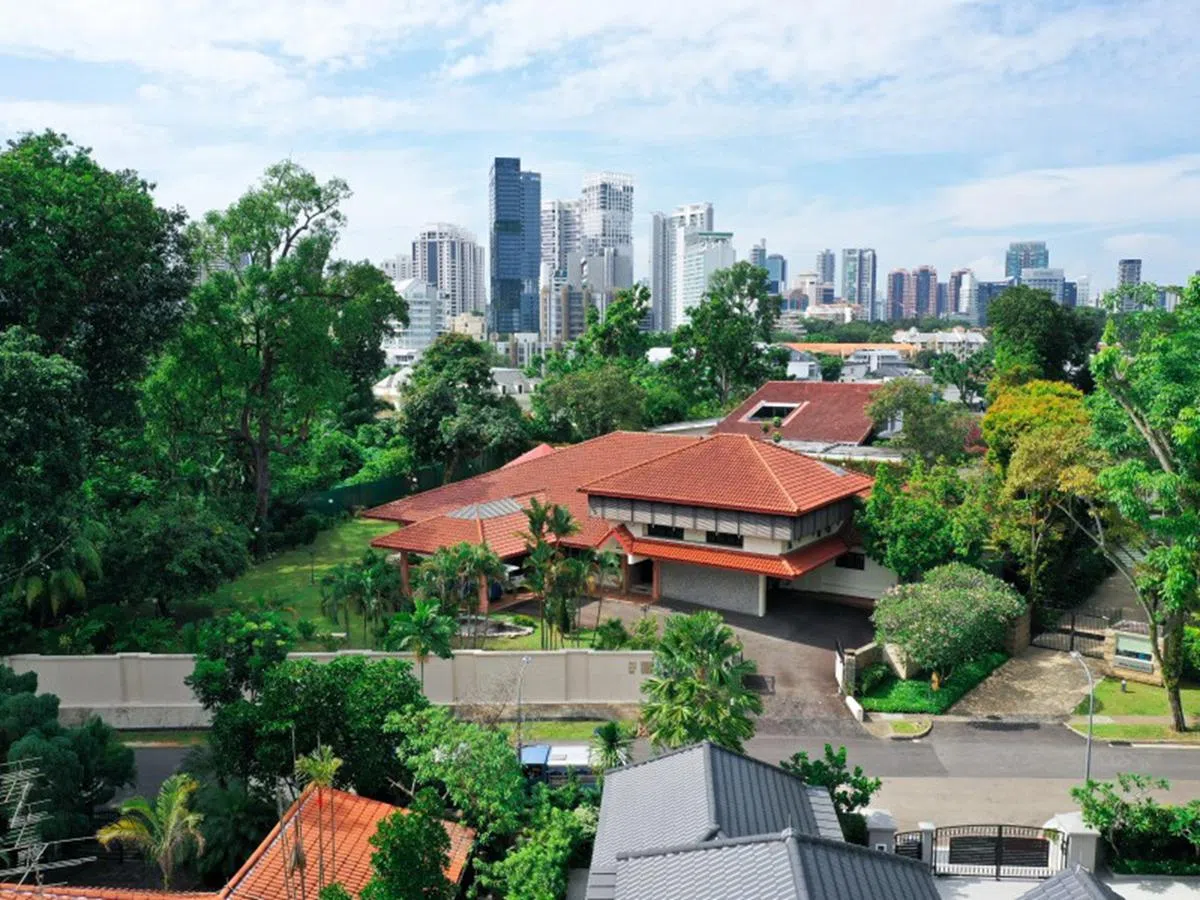 位于武吉知马第10邮区的这栋优质洋房占地3万5290平方英尺，可以建造一栋优质洋房，也可以拆分为两个地块重新发展两栋优质洋房。（仲量联行）