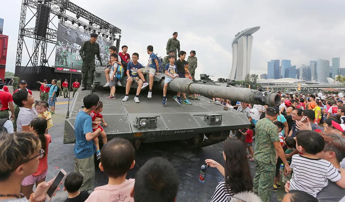 研究认为，新加坡社会过去10年来发生了变化、不仅我国受教育人口的比例提高，家长也更积极地参与儿子的国民服役进程。图为2017年举行的陆军开放日。（海峡时报）