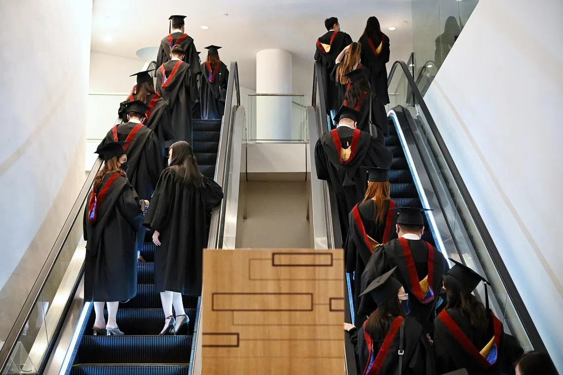 调查显示，若满分为10分，本地大学生的平均压力值达7.6分。（海峡时报）