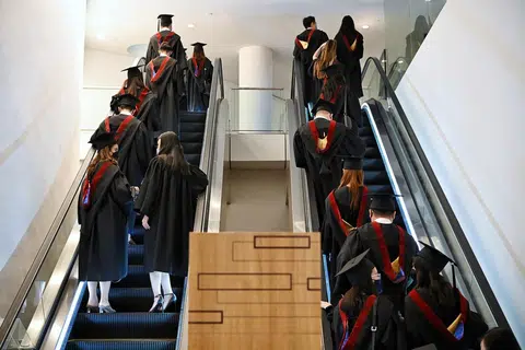 调查显示，若满分为10分，本地大学生的平均压力值达7.6分。（海峡时报）