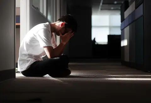 去年8月疫情期间，拿奖学金准备到新加坡管理大学就读的斯里兰卡籍男学生在抵达我国后必须履行14天居家通知，却在入住酒店后屡次违反居家隔离令，东窗事发后选择了自杀。（海峡时报示意图）