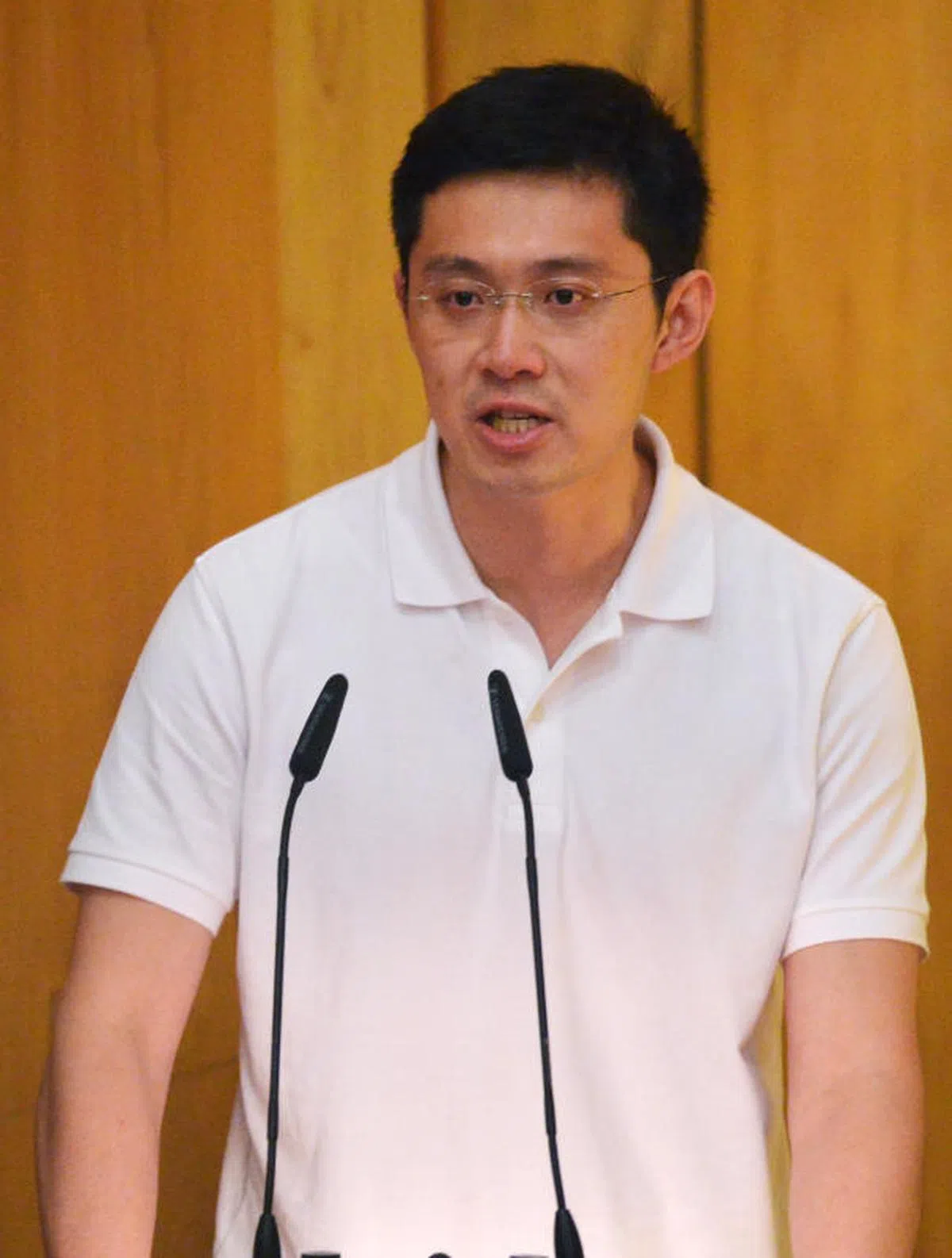  2015年3月29日，李鸿毅为爷爷李光耀念悼词时一度伤心落泪，眼眶泛红。（海峡时报） 