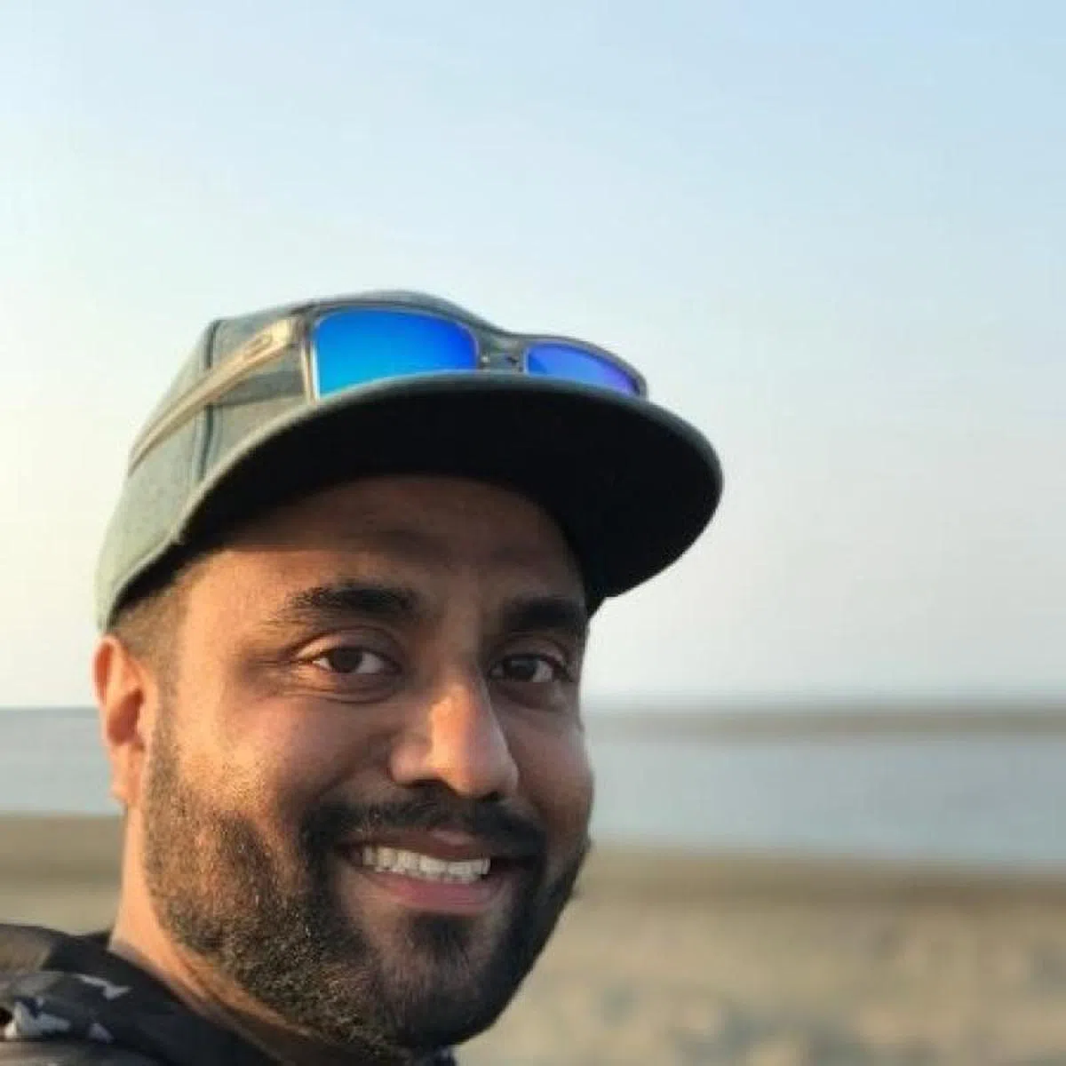  儿子在庭外包得这么好，还是被媒体找出他的样子。亚伯拉罕目前经营一家专门服务外籍人士的租车公司。（互联网） 