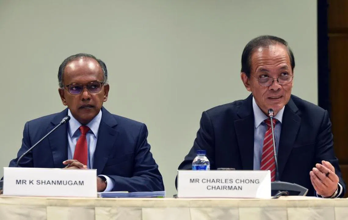 研究网络假信息问题的国会特选委员会今天召开记者会，左为内政部兼律政部长尚穆根，右为特委会主席张有福。政府已原则上接受特委会的建议，并将在未来几个月研究这份报告。（法新社）