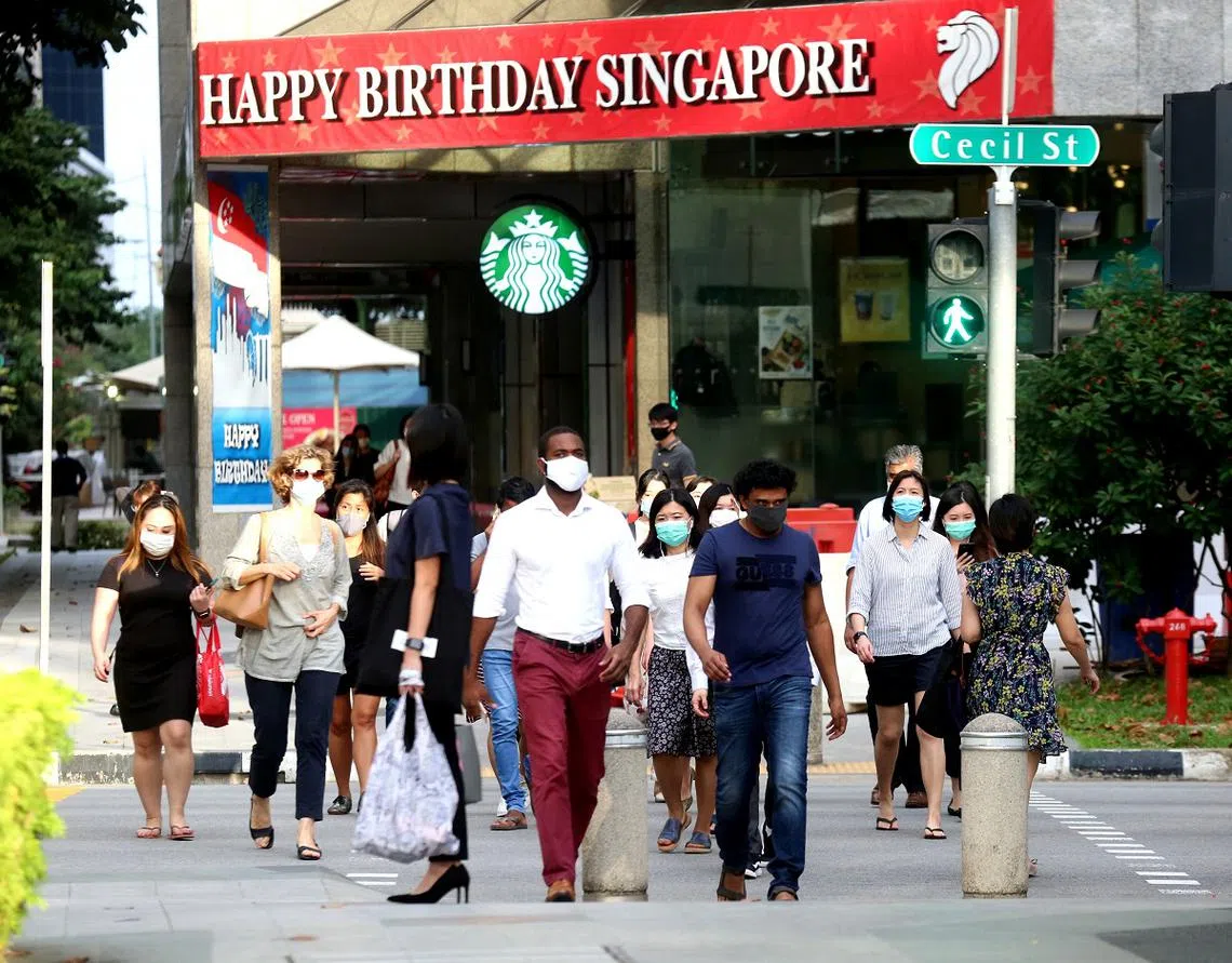 新加坡CBD中央商业区的午餐人潮。（联合早报）