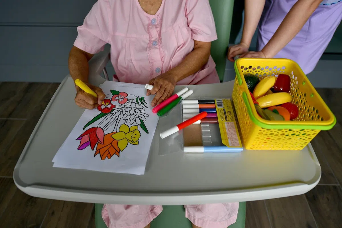 新加坡60岁以上的人口中，每10人就有一人患有失智症，绘画有助于减缓认知能力下降。（海峡时报）