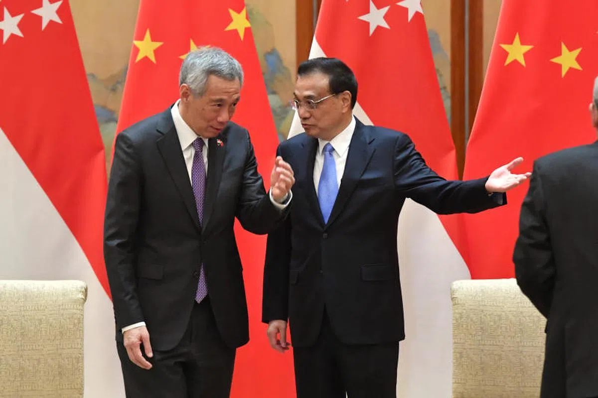  两位李总理窃窃私语，说了些什么？（法新社） 